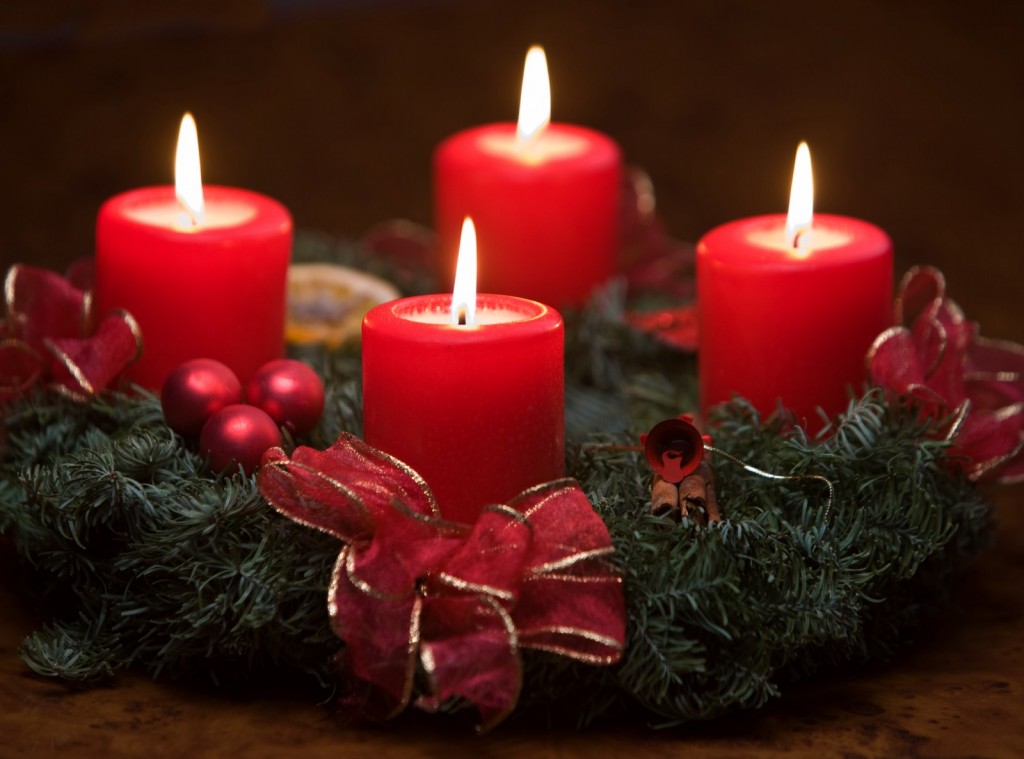 Vier brennende Kerzen auf Adventskranz